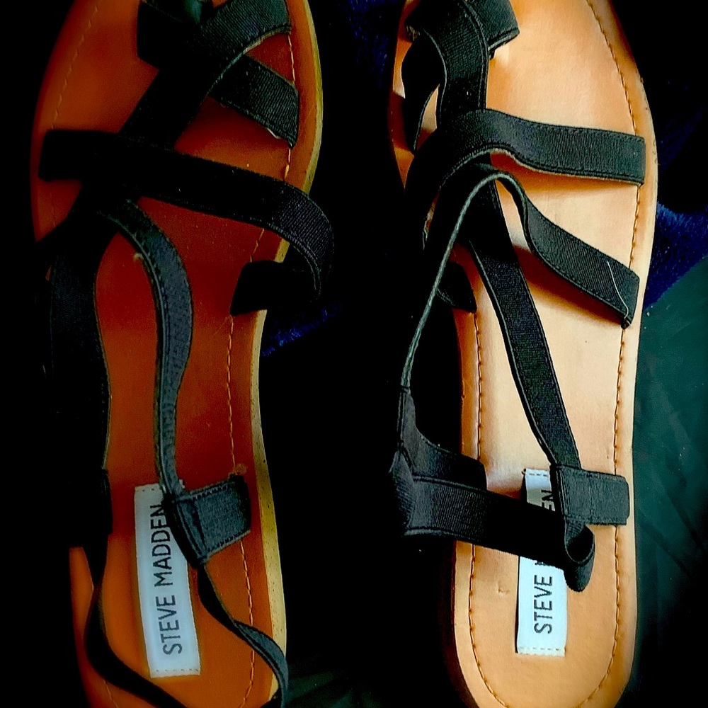 Steve Madden black flat sandals - Size 9